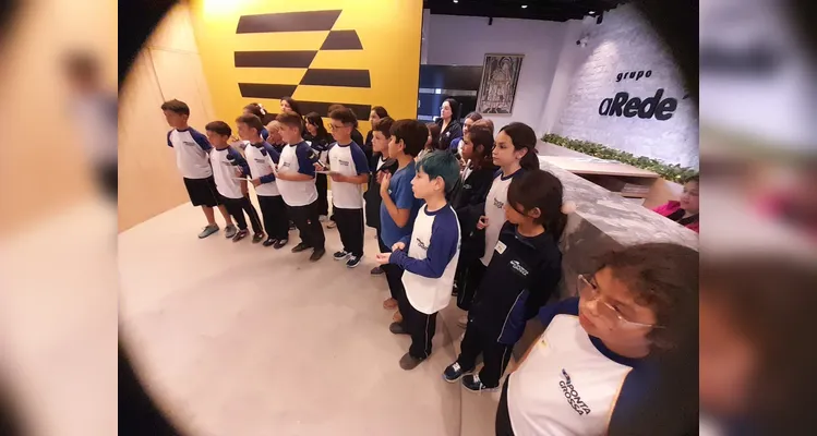 A ação contou com extensa preparação dos alunos antes da visita e um tour completo por um dos maiores grupos de comunicação do Paraná.