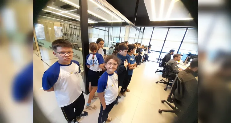 A ação contou com extensa preparação dos alunos antes da visita e um tour completo por um dos maiores grupos de comunicação do Paraná.