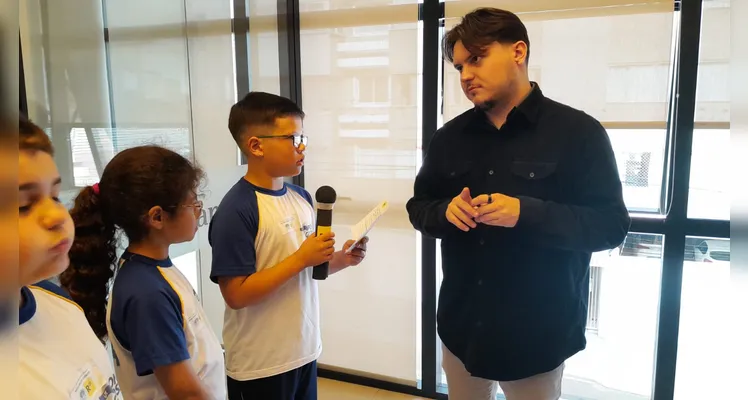 A ação contou com extensa preparação dos alunos antes da visita e um tour completo por um dos maiores grupos de comunicação do Paraná.