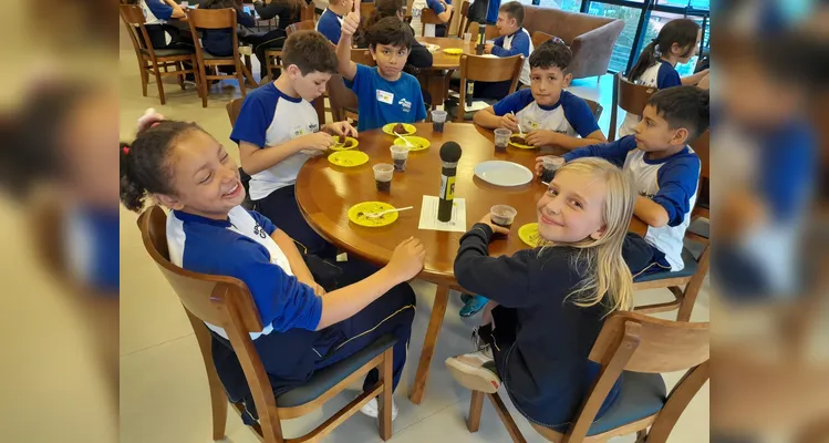 A ação contou com extensa preparação dos alunos antes da visita e um tour completo por um dos maiores grupos de comunicação do Paraná.