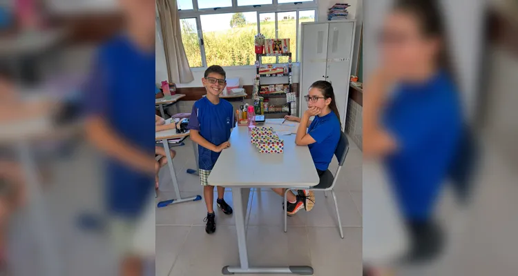 O momento de troca das moedas acumuladas pelos alunos ocorre sempre ao final de cada mês e gera mais aprendizado com os próprios alunos gerindo a quitanda.