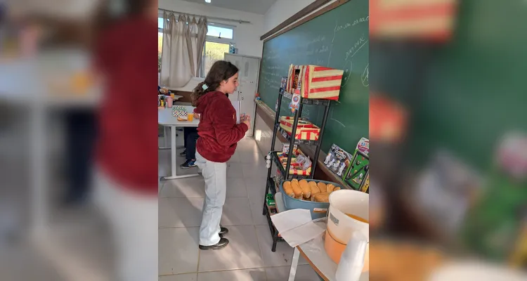 O momento de troca das moedas acumuladas pelos alunos ocorre sempre ao final de cada mês e gera mais aprendizado com os próprios alunos gerindo a quitanda.