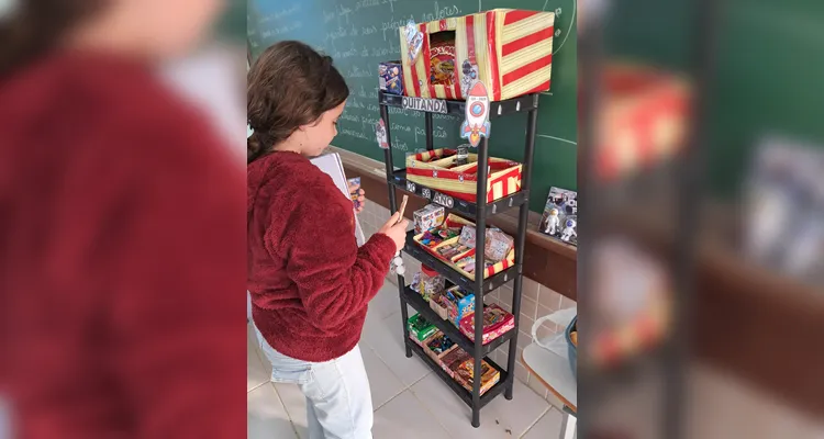 O momento de troca das moedas acumuladas pelos alunos ocorre sempre ao final de cada mês e gera mais aprendizado com os próprios alunos gerindo a quitanda.