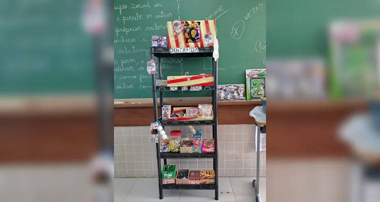O momento de troca das moedas acumuladas pelos alunos ocorre sempre ao final de cada mês e gera mais aprendizado com os próprios alunos gerindo a quitanda.