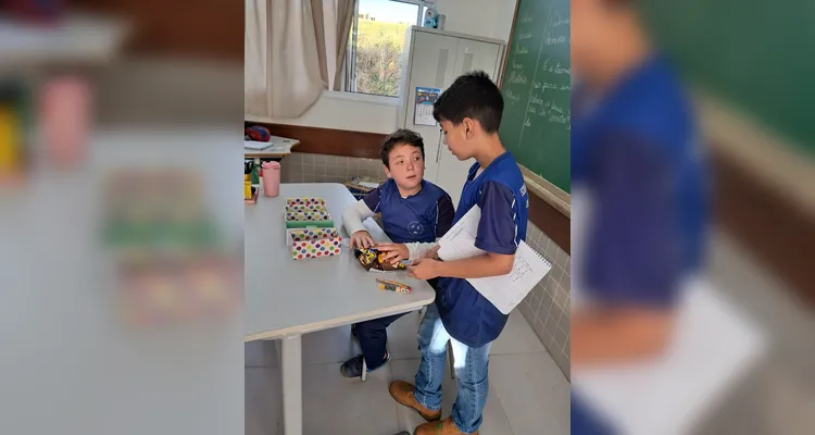 O momento de troca das moedas acumuladas pelos alunos ocorre sempre ao final de cada mês e gera mais aprendizado com os próprios alunos gerindo a quitanda.