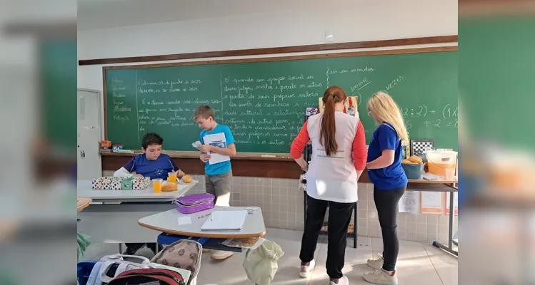 O momento de troca das moedas acumuladas pelos alunos ocorre sempre ao final de cada mês e gera mais aprendizado com os próprios alunos gerindo a quitanda.