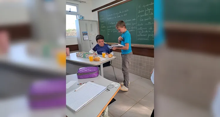 O momento de troca das moedas acumuladas pelos alunos ocorre sempre ao final de cada mês e gera mais aprendizado com os próprios alunos gerindo a quitanda.