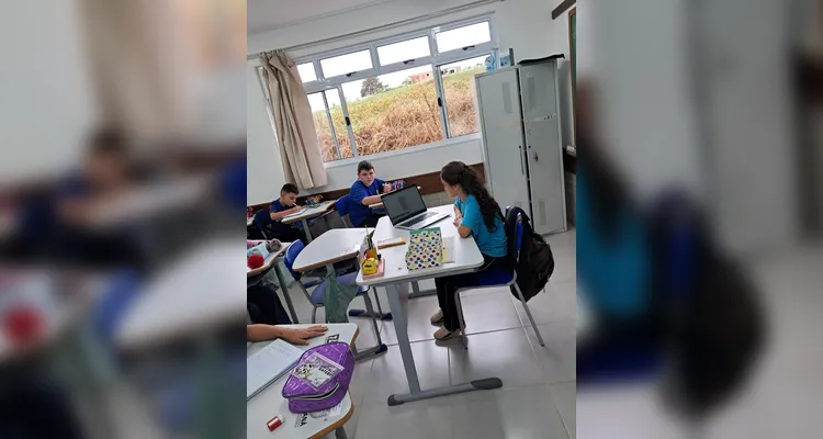 O momento de troca das moedas acumuladas pelos alunos ocorre sempre ao final de cada mês e gera mais aprendizado com os próprios alunos gerindo a quitanda.