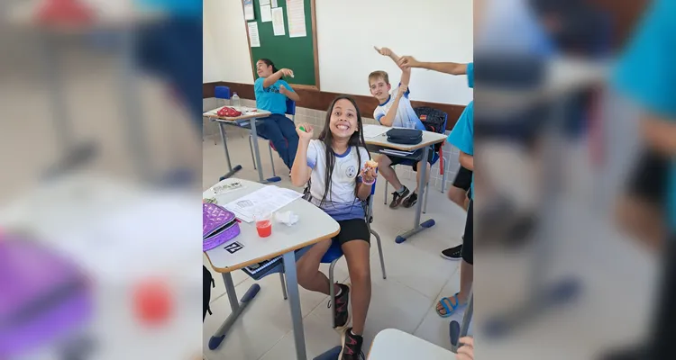 O momento de troca das moedas acumuladas pelos alunos ocorre sempre ao final de cada mês e gera mais aprendizado com os próprios alunos gerindo a quitanda.