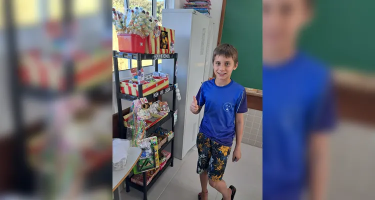 O momento de troca das moedas acumuladas pelos alunos ocorre sempre ao final de cada mês e gera mais aprendizado com os próprios alunos gerindo a quitanda.