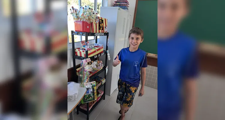 O momento de troca das moedas acumuladas pelos alunos ocorre sempre ao final de cada mês e gera mais aprendizado com os próprios alunos gerindo a quitanda.