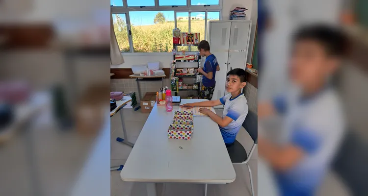 O momento de troca das moedas acumuladas pelos alunos ocorre sempre ao final de cada mês e gera mais aprendizado com os próprios alunos gerindo a quitanda.