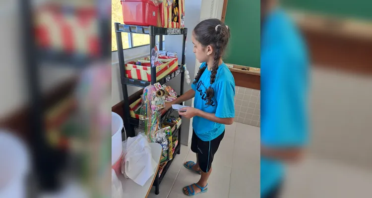O momento de troca das moedas acumuladas pelos alunos ocorre sempre ao final de cada mês e gera mais aprendizado com os próprios alunos gerindo a quitanda.