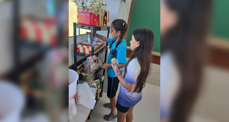 O momento de troca das moedas acumuladas pelos alunos ocorre sempre ao final de cada mês e gera mais aprendizado com os próprios alunos gerindo a quitanda.