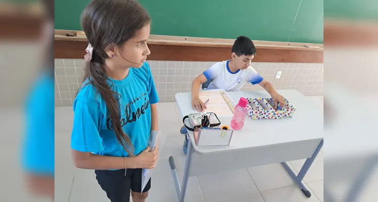 O momento de troca das moedas acumuladas pelos alunos ocorre sempre ao final de cada mês e gera mais aprendizado com os próprios alunos gerindo a quitanda.