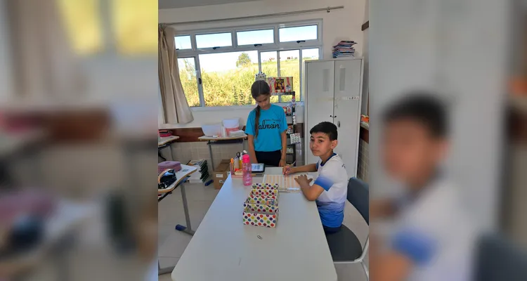 O momento de troca das moedas acumuladas pelos alunos ocorre sempre ao final de cada mês e gera mais aprendizado com os próprios alunos gerindo a quitanda.