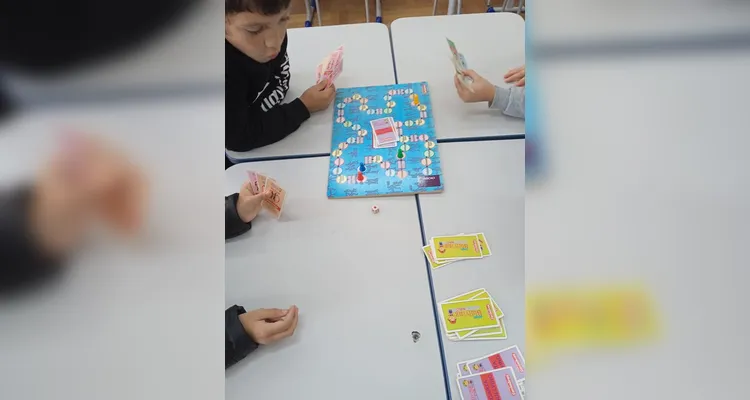As dinâmicas mesclaram formas de abordar o assunto e visaram aumentar a empatia e o respeito no convívio diário em sala.