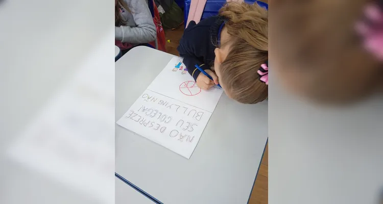 As dinâmicas mesclaram formas de abordar o assunto e visaram aumentar a empatia e o respeito no convívio diário em sala.