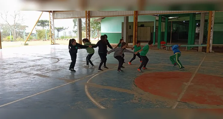 As atividades têm como foco desenvolver aspectos como responsabilidade compartilhada e a tomada de decisões em grupo.