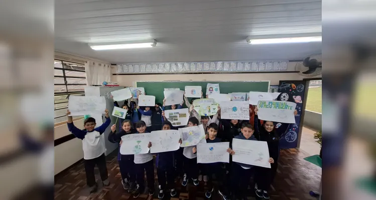 A ação envolveu estudos teóricos e atividades práticas, como a distribuição de mudas nativas aos demais colegas da escola.