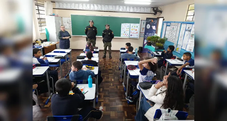 A ação envolveu estudos teóricos e atividades práticas, como a distribuição de mudas nativas aos demais colegas da escola.