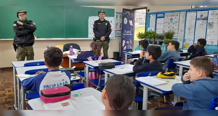 A ação envolveu estudos teóricos e atividades práticas, como a distribuição de mudas nativas aos demais colegas da escola.
