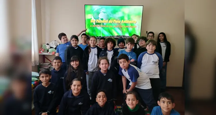 A ação envolveu estudos teóricos e atividades práticas, como a distribuição de mudas nativas aos demais colegas da escola.