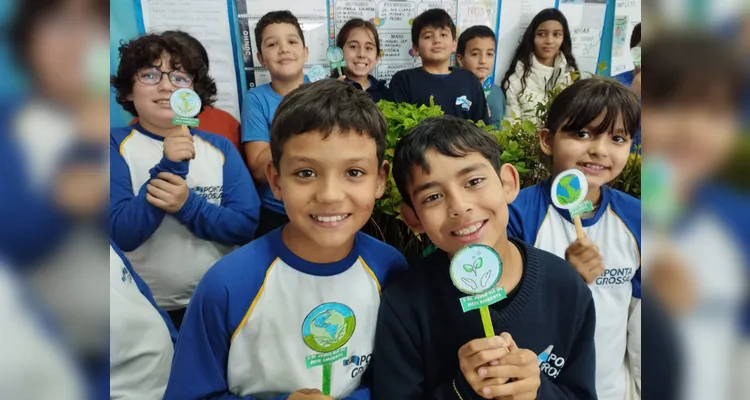A ação envolveu estudos teóricos e atividades práticas, como a distribuição de mudas nativas aos demais colegas da escola.