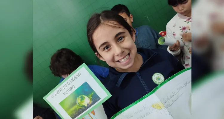 A ação envolveu estudos teóricos e atividades práticas, como a distribuição de mudas nativas aos demais colegas da escola.