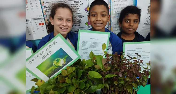 A ação envolveu estudos teóricos e atividades práticas, como a distribuição de mudas nativas aos demais colegas da escola.