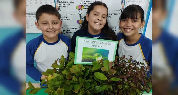 A ação envolveu estudos teóricos e atividades práticas, como a distribuição de mudas nativas aos demais colegas da escola.