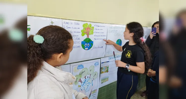 A classe também confeccionou cartazes e contou com visitas especiais para se aprofundar na temática.