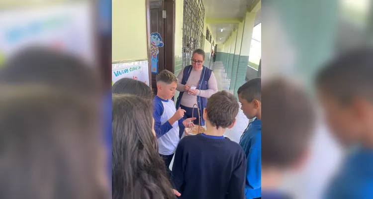 A classe também confeccionou cartazes e contou com visitas especiais para se aprofundar na temática.