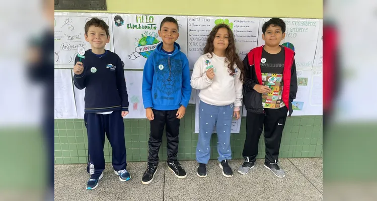 A classe também confeccionou cartazes e contou com visitas especiais para se aprofundar na temática.