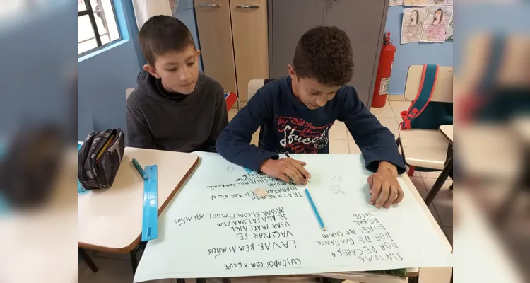 Os alunos refletiram sobre o tema trabalhado e compartilharam os aprendizados com os demais colegas através de cartazes informativos.