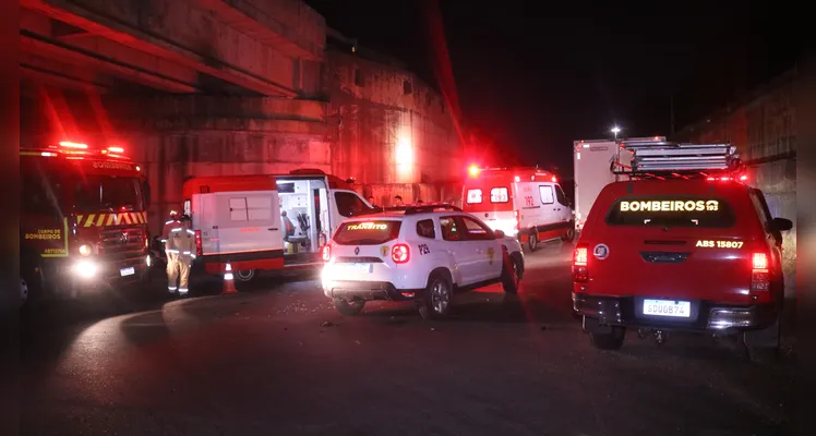 Equipes do Samu, do Corpo de Bombeiros, do Patrulhamento Viário de Trânsito e da Polícia Militar (PM) foram acionadas para a ocorrência