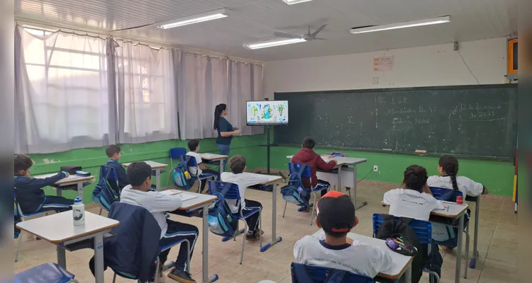 Veja alguns momentos do trabalho sustentável dos educandos em sala de aula.