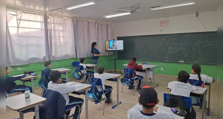 Veja alguns momentos do trabalho sustentável dos educandos em sala de aula.