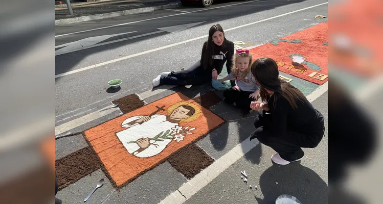 Corpus Christi reúne fiéis para montagem de tapetes em PG; veja fotos