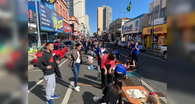 Corpus Christi reúne fiéis para montagem de tapetes em PG; veja fotos