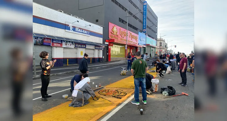 Corpus Christi reúne fiéis para montagem de tapetes em PG; veja fotos