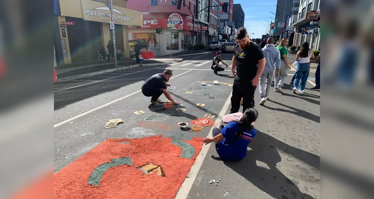 Corpus Christi reúne fiéis para montagem de tapetes em PG; veja fotos