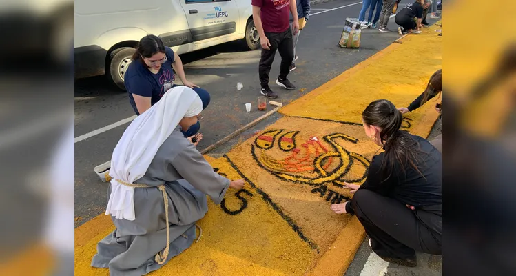 Corpus Christi reúne fiéis para montagem de tapetes em PG; veja fotos