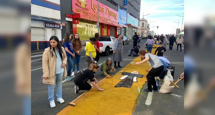 Corpus Christi reúne fiéis para montagem de tapetes em PG; veja fotos
