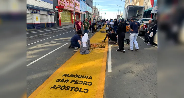 Corpus Christi reúne fiéis para montagem de tapetes em PG; veja fotos