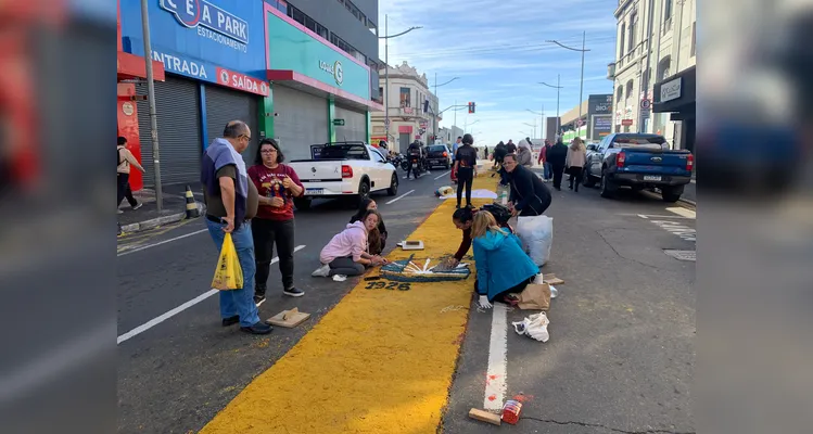 Corpus Christi reúne fiéis para montagem de tapetes em PG; veja fotos