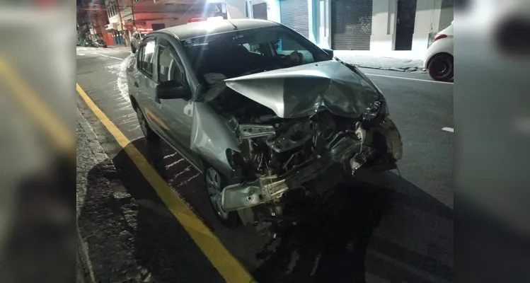 Carro atinge parede de estabelecimento após colisão no Centro de PG