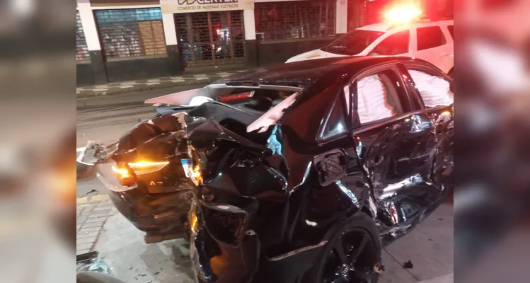 Carro atinge parede de estabelecimento após colisão no Centro de PG
