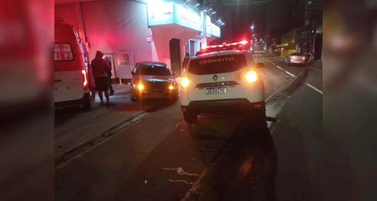 Carro atinge parede de estabelecimento após colisão no Centro de PG