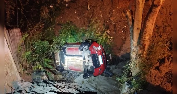 Carro parou tombado ao lado do arroio